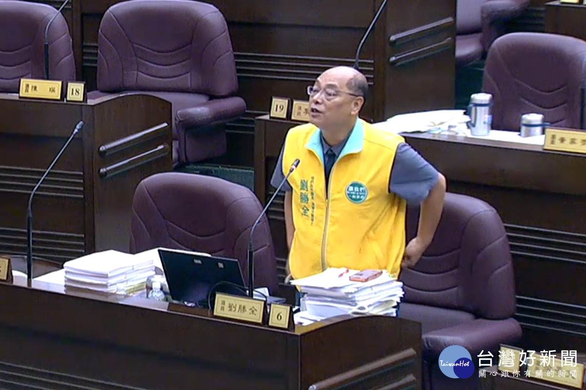 桃園市議員劉勝全於議事堂進質詢。<br /><br />