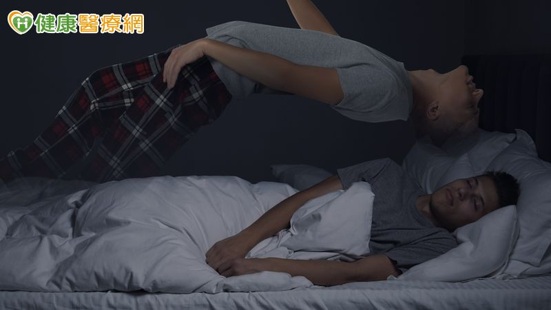 「鬼壓床」其實是睡眠癱瘓!醫:動動這裡來解除