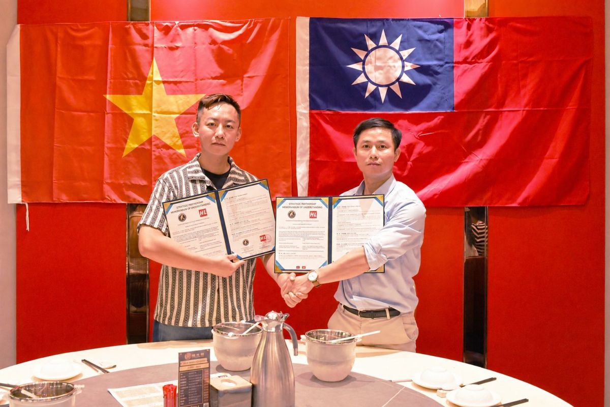 圖/台灣偵探職業總會理事長謝智博(左)與黃龍偵探事務所負責人(右)完成合作備忘錄簽署,展示文件並握手合影。(台灣偵探職業總會提供)