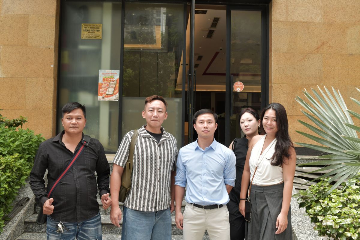 圖/台灣偵探職業總會代表團參訪黃龍偵探事務所後,於公司門口合影留念。(台灣偵探職業總會提供)