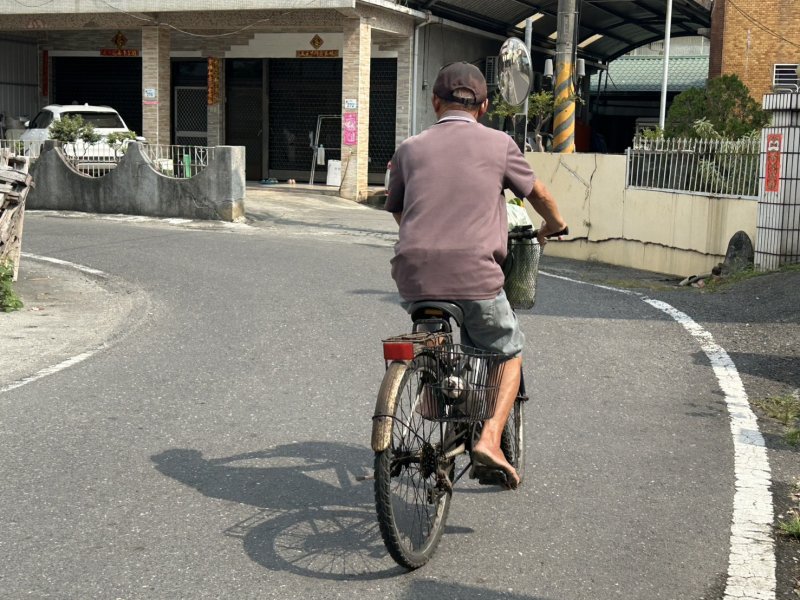 莊老先生走路,騎乘自行車,常常光腳