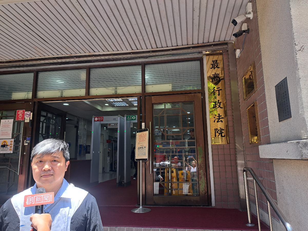 本新聞社特地在法院外採訪到了嚴嘉豪律師，嚴嘉豪律師也提出了政府對打詐的觀點。(影像由記者郭晉嘉拍攝)。