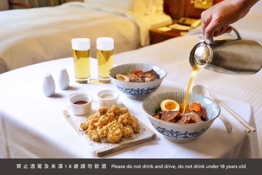 《微醺深夜食堂》一泊二食住房專案,安排房客在房間內大啖現炸雞米花、七賢吧冠軍牛肉麵。(台北福華大飯店提供)