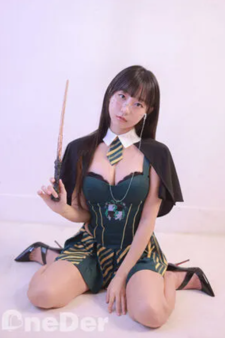 寫真女星表恩智有童顏魔鬼身材。(圖/OneDerFour提供)