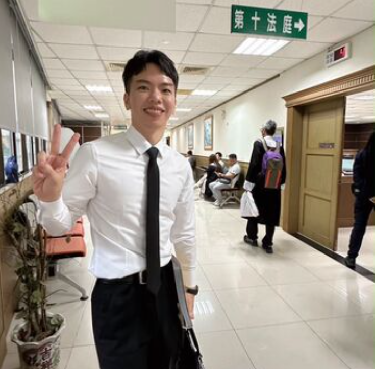 郭柏鴻因家寧無罪燦笑比YA。(圖/翻攝郭柏鴻Threads)