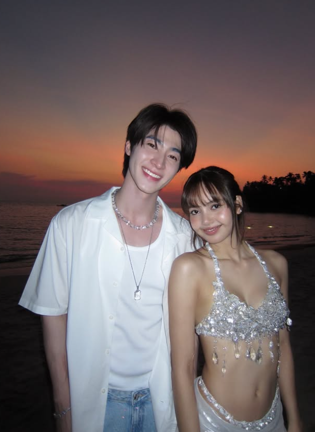 Blue Pongtiwat現身Lisa的生日會,兩人還在海邊合照。(圖/翻攝Blue Pongtiwat IG)
