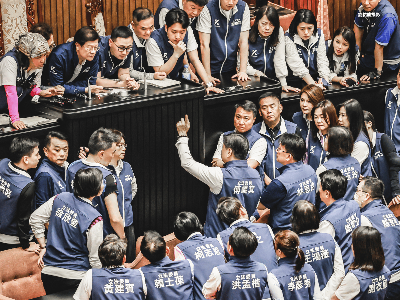 國民黨立院黨團總召傅崐萁,於立院主席台前指揮藍委議事攻防。(攝影:劉祐龍)