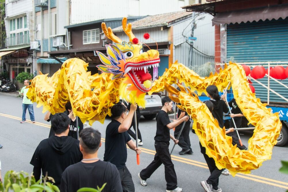 林國漳攜韓瑩踩街祈福 承諾攜手升級宜蘭水燈節邁國際 10 林國漳攜韓瑩踩街祈福 承諾攜手升級宜蘭水燈節邁國際 9