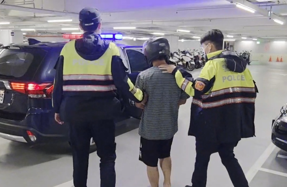騎失竊機車又涉毒駕 40歲男拒檢狂逃警跨區攔車逮人 216 cnews204260812a18