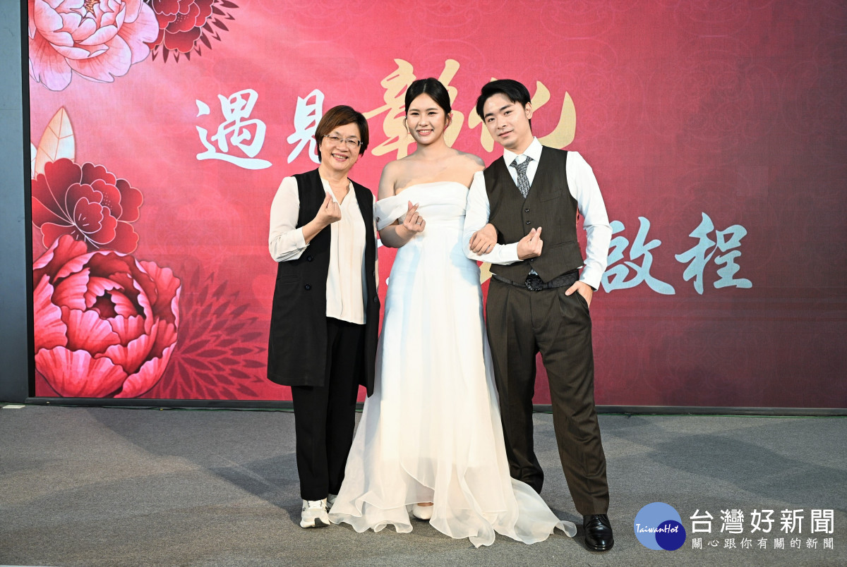 彰化聯合婚禮明開放報名,啟動典禮後縣長王惠美與新人合照。圖/記者鄧富珍攝