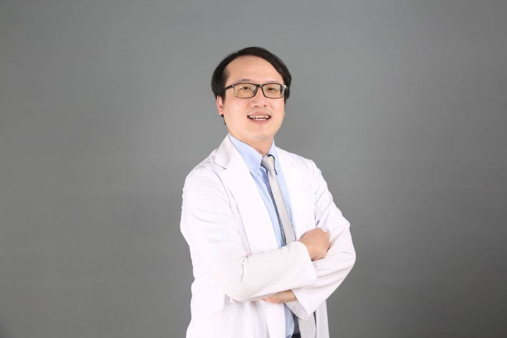 東海大學博士現任臺中榮民總醫院心臟血管中心心血管重症加護科主任鄭諭聰表示，AI醫療的價值並非取代醫師，而是成為醫師的重要協作力量。(圖/翻攝自榮總官網)