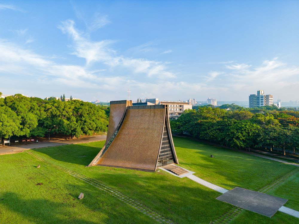  東海大學博士鄭諭聰透露，未來希望能在東海開設AI醫療相關課程，把心血管重症臨床經驗與AI醫療研究成果帶進校園，讓不同領域的學生理解人工智慧如何走進醫療現場。(圖/東海大學)