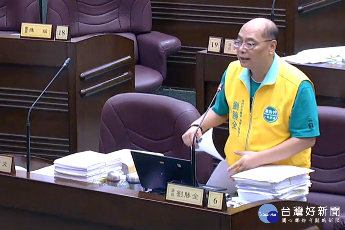 桃園市議員劉勝全於議事堂上進行質詢。<br /><br />