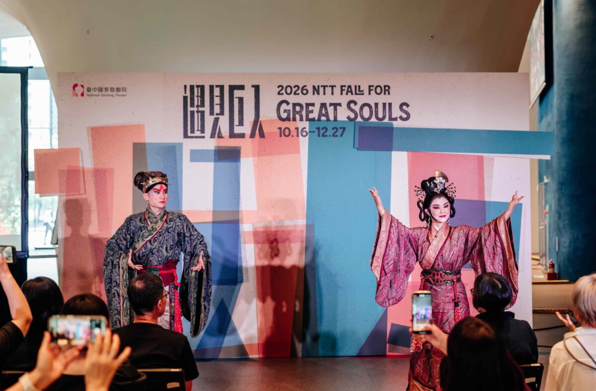 ▲《慾望城國》主演朱柏澄(左)、黃若琳(右)於記者會現場以京劇唱腔與身段演繹莎士比亞經典悲劇《馬克白》片段。(圖/臺中國家歌劇院提供)