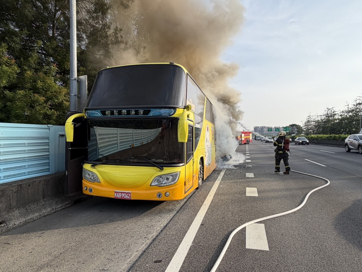 SQ08135 1國1越南旅遊團遊覽車起火