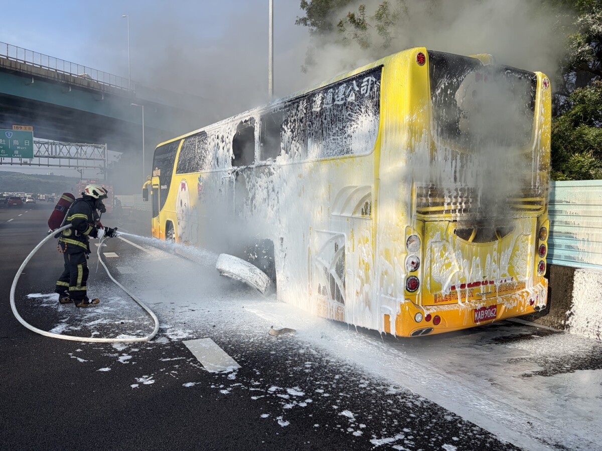 SQ08135 6國1越南旅遊團遊覽車起火