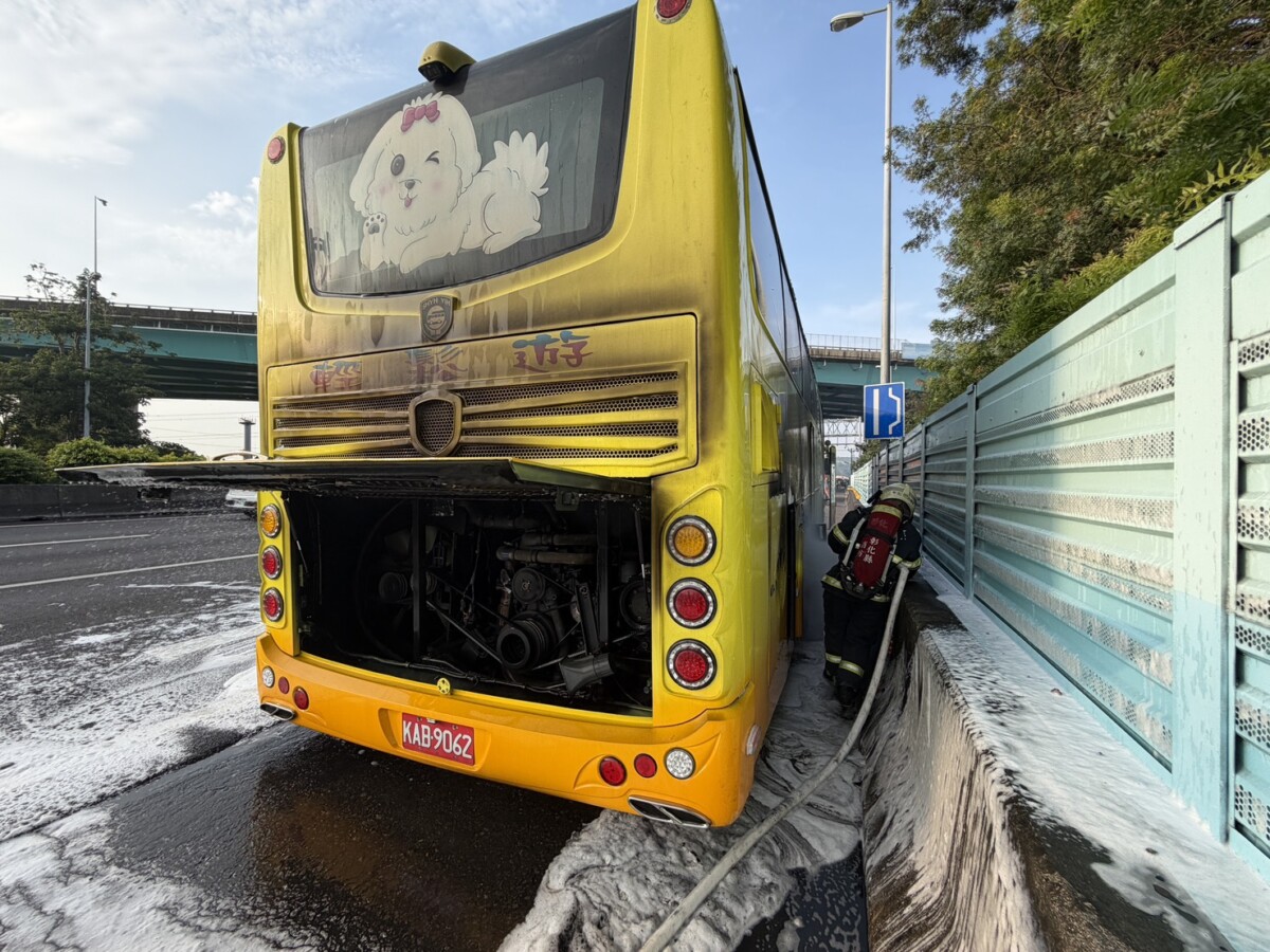 SQ08135 7國1越南旅遊團遊覽車起火