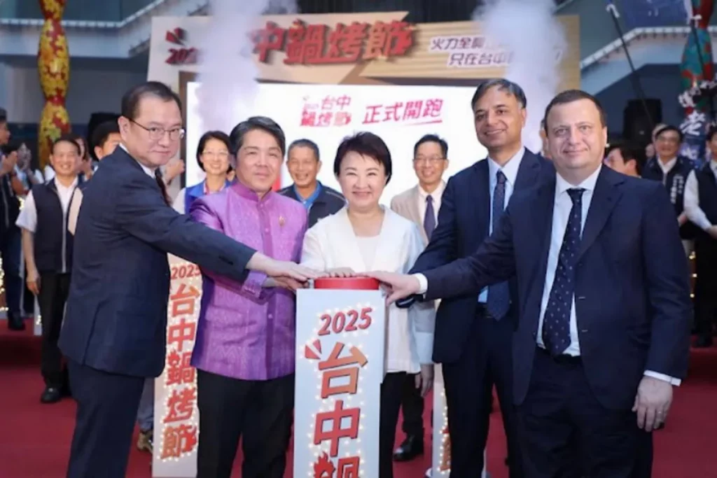 2025年台中鍋烤節起跑記者會與駐台代表合影。(圖/台中市政府經濟發展局提供)