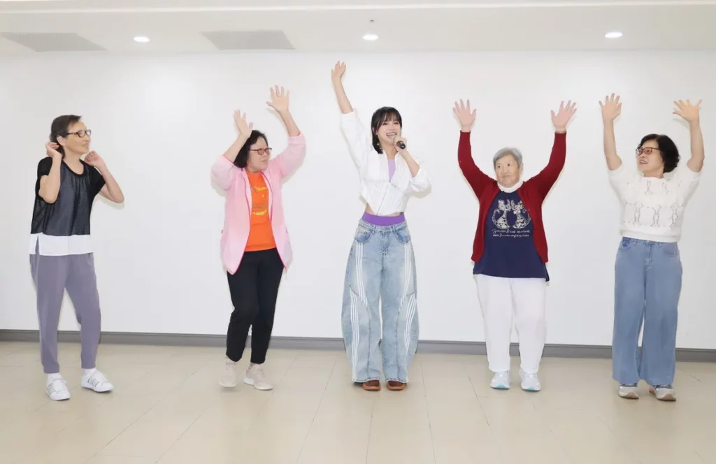 林芯儀現場教長輩們做運動