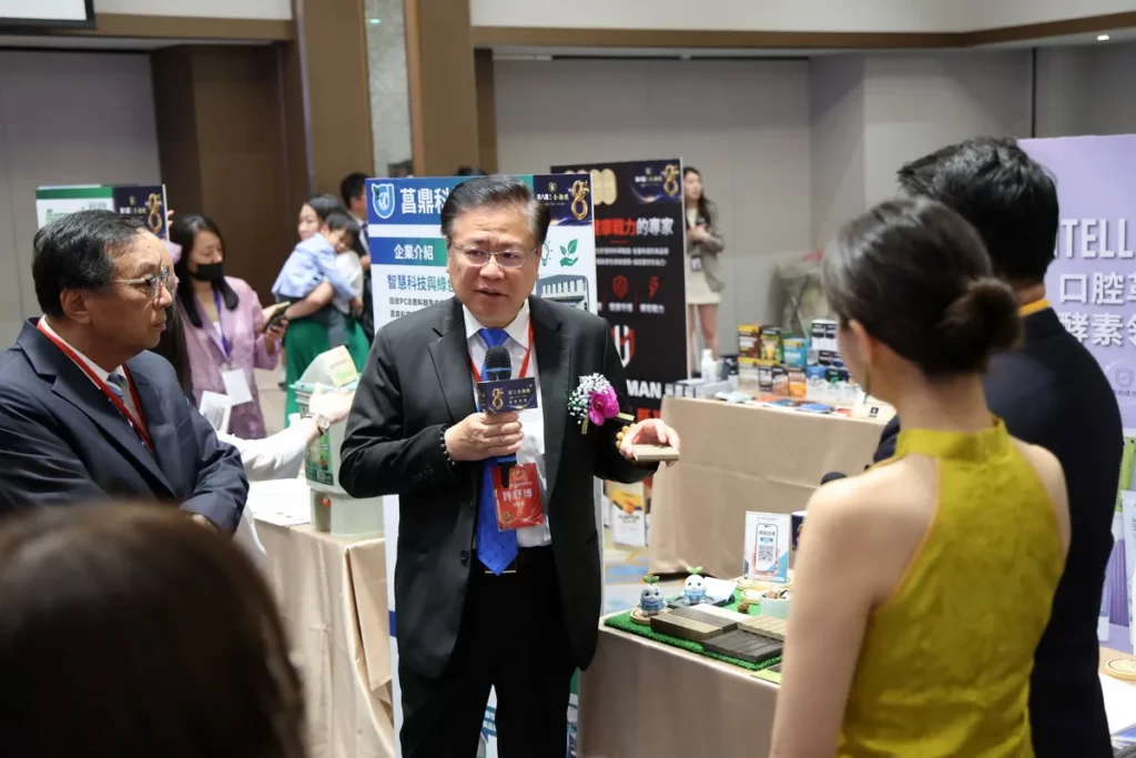 全國商業總會理事長許舒博走訪各企業展區,面對不同產業皆能熟悉掌握、侃侃而談,展現其長期關注台灣企業成長、積極投入產業發展的熱情與行動力。
