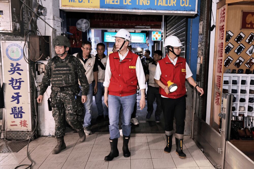 滿潮預測最高點恐又海水倒灌 謝國樑再度夜勘廟口視察防汛 192 照片來源:基隆市政府
