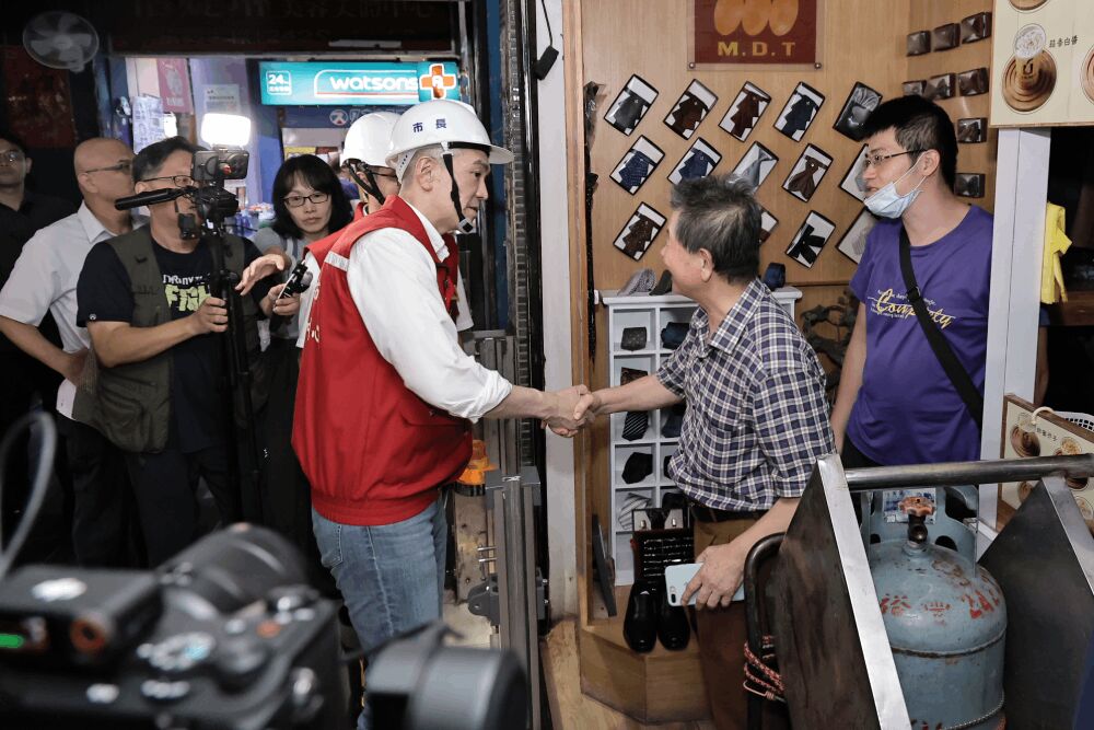 滿潮預測最高點恐又海水倒灌 謝國樑再度夜勘廟口視察防汛 193 照片來源:基隆市政府