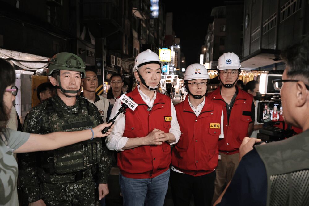 滿潮預測最高點恐又海水倒灌 謝國樑再度夜勘廟口視察防汛 194 照片來源:基隆市政府