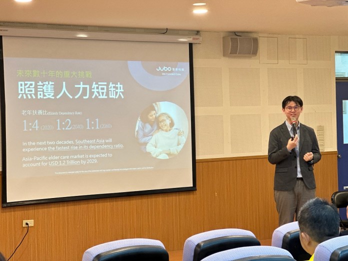 桃園地方共桌特展中原文創開展!融合五大族群飲食文化 圖說三:智齡科技股份有限公司經理張智鈞分享AI、電子健康紀錄及智慧照護系統於長照場
