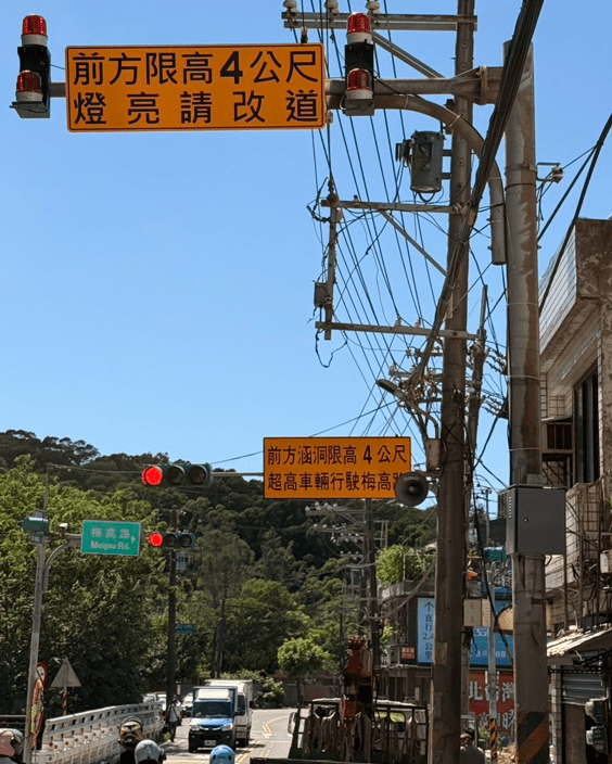 中壢男凌晨酒駕遭攔拒測 副駕女突失控潑水、衝路中送醫 11