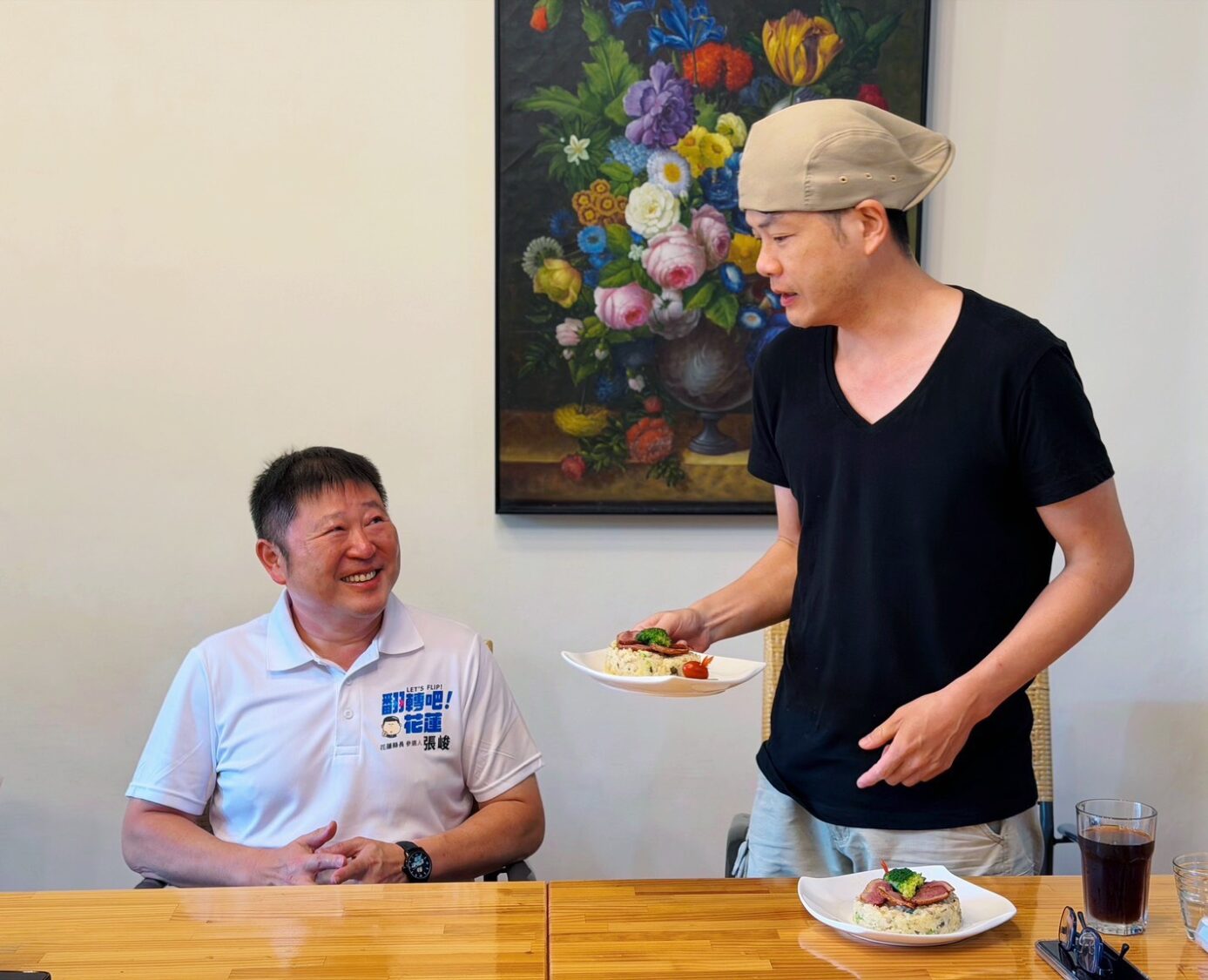 張峻(右)表示,花蓮要留住青年,不能只靠感情喊話,而是要創造讓青年「留下來的條件」。(圖/記者 趙靜姸翻攝)
