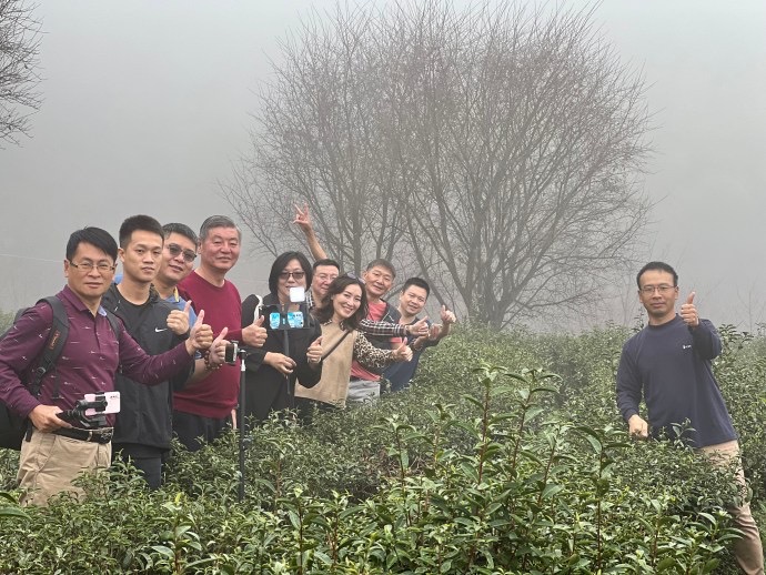 客都梅州美麗鄉村行媒體人員在明山茶廠合照。（記者楊國域翻攝）