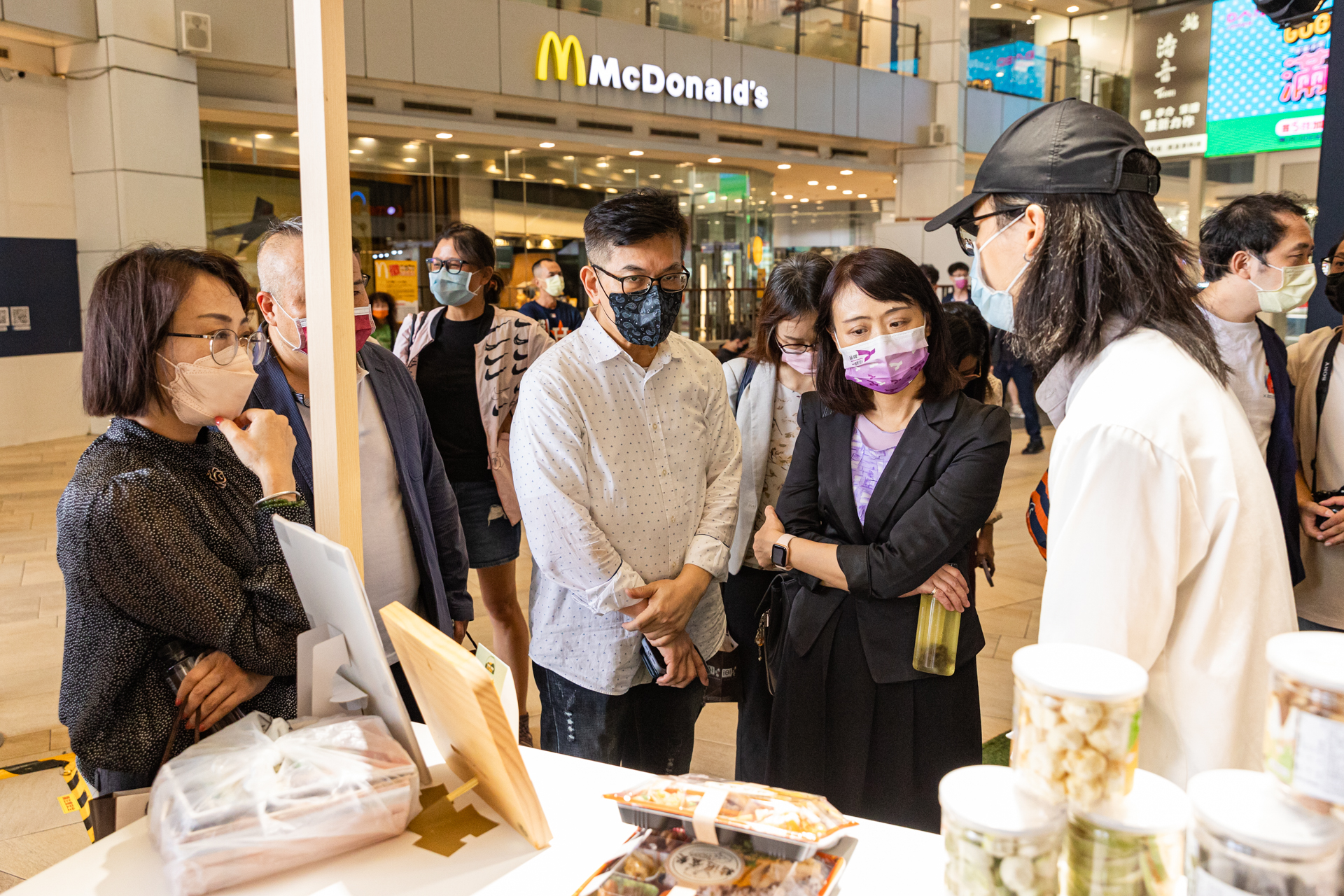 圖片說明 : 經濟部商業司司長蘇文玲出席「米食盒餐節」(臺中場)活動,業者介紹展出盒餐料理。(圖:經濟部商業司提供)