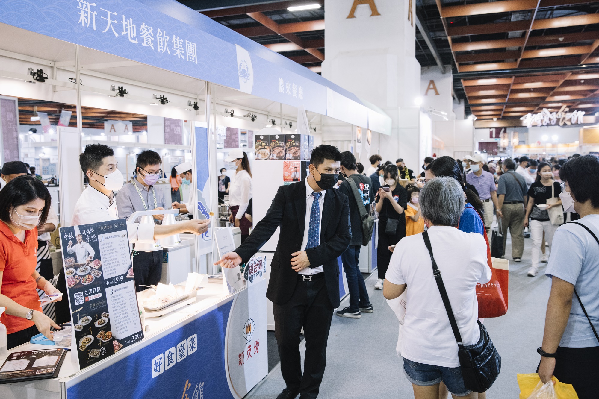 圖片說明:台中餐廳業者現場推出各種優惠方案,同時介紹其料理及店家特色,吸引民眾關注。(圖/財團法人中國生產力中心提供)