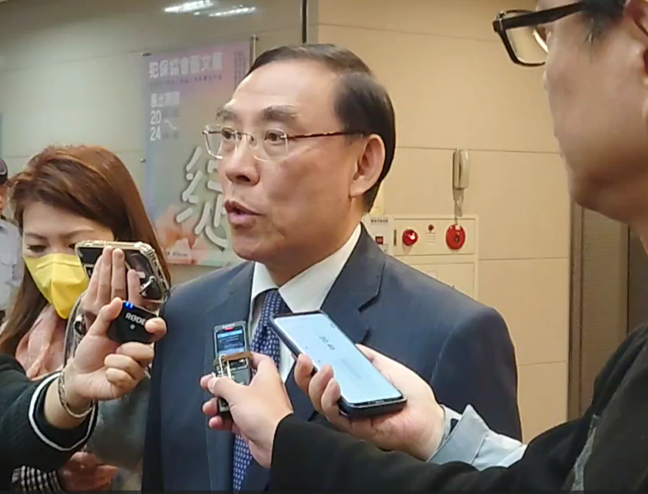 法務部長蔡清祥出席「蘇丹紅聯繫平台會議」後受訪說,要求全國各地檢署從嚴偵辦,並呼籲業者回收下架,以免受罰。(記者張欽翻攝)