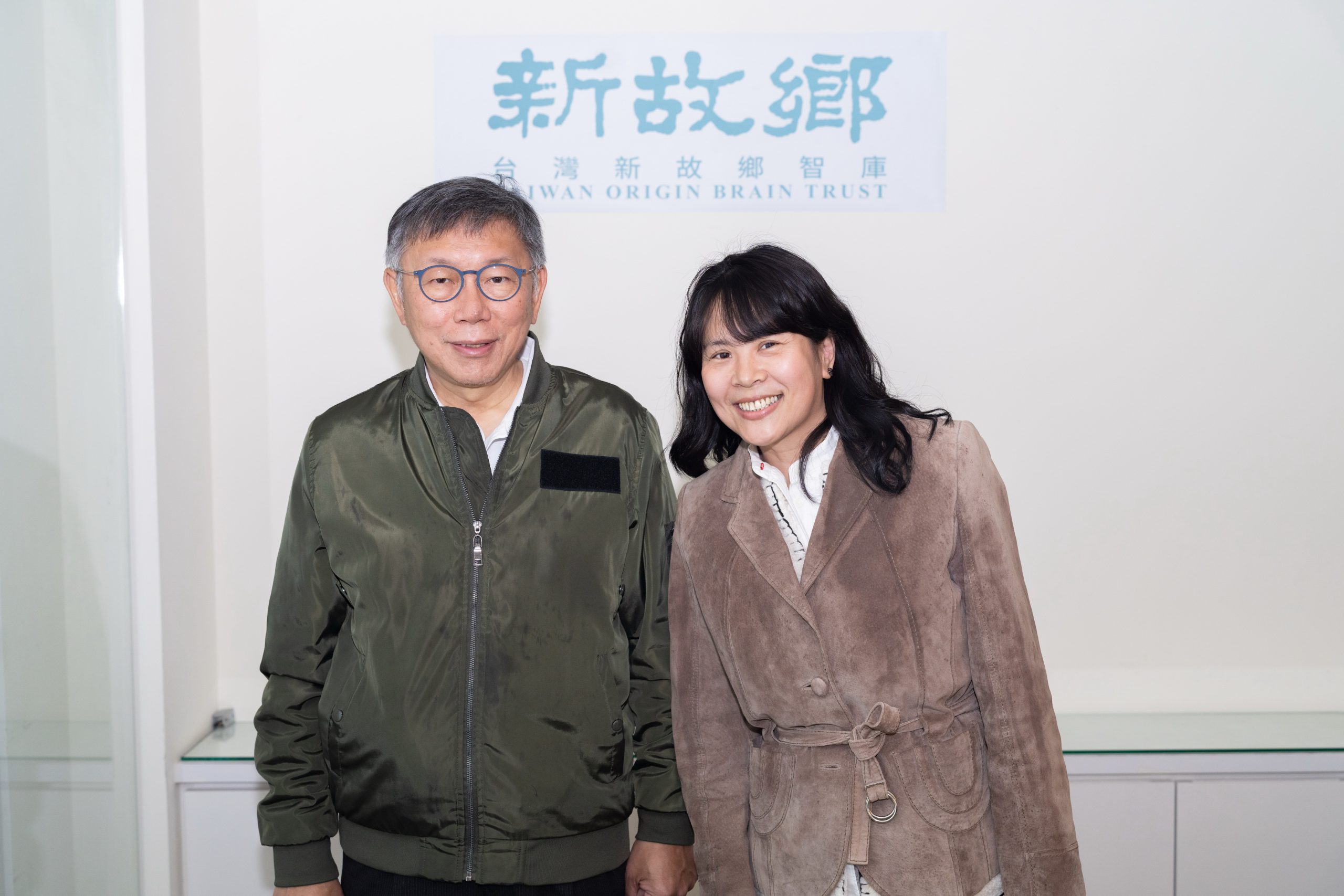 民眾黨排名15名的李貞秀(右)和民眾黨主席柯文哲(左)合影,她極有可能成為我國第一位陸配立委,進入國會問政。