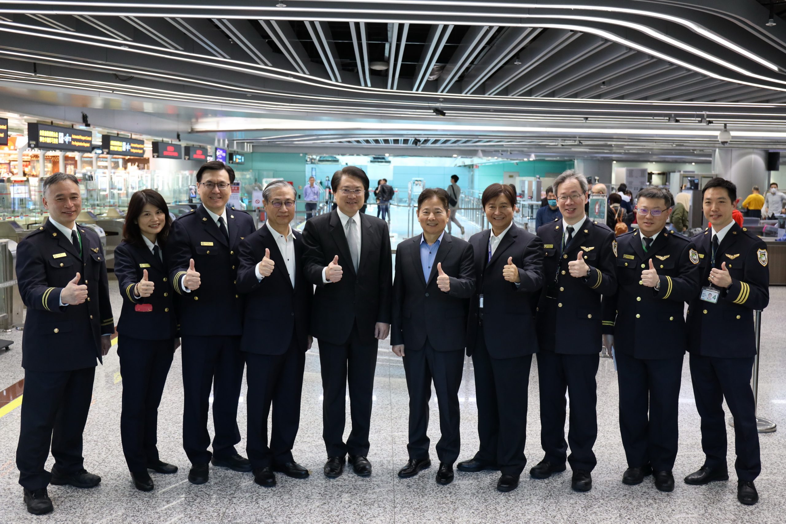林右昌慰勉警政署航空警察局及移民署國境大隊第一線同仁的辛勞,並頒發春節加菜金,表達鼓勵與肯定。(圖/移民署提供)