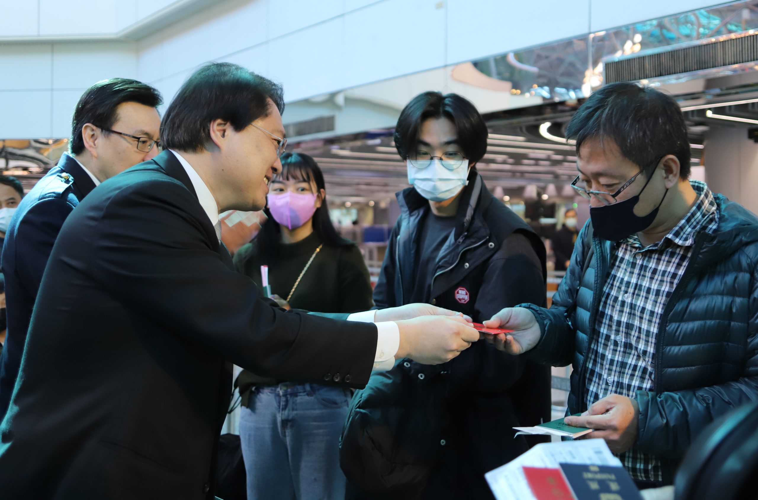 林右昌贈加菜金及一元福袋 感謝國境第一線同仁堅守崗位。(圖/移民署提供)