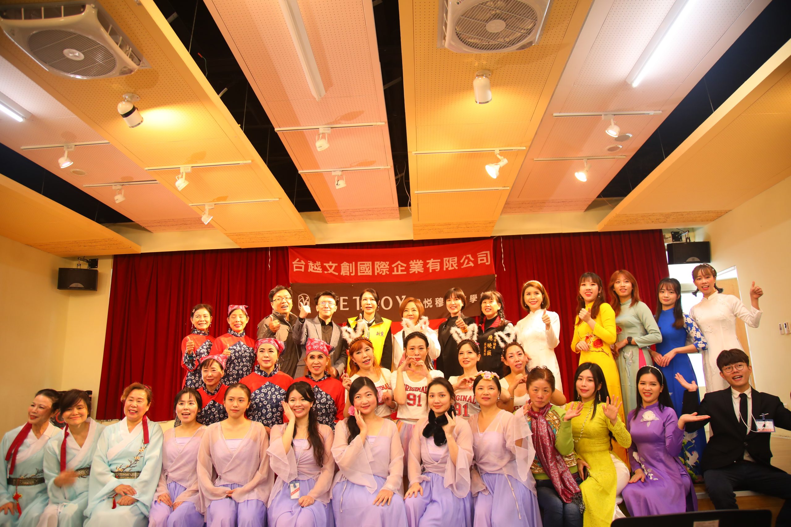 2023慈善公益耶誕聯歡派對,新住民們歡喜參與表演分享,現場氣氛歡愉又融洽。(記者包克明攝)
