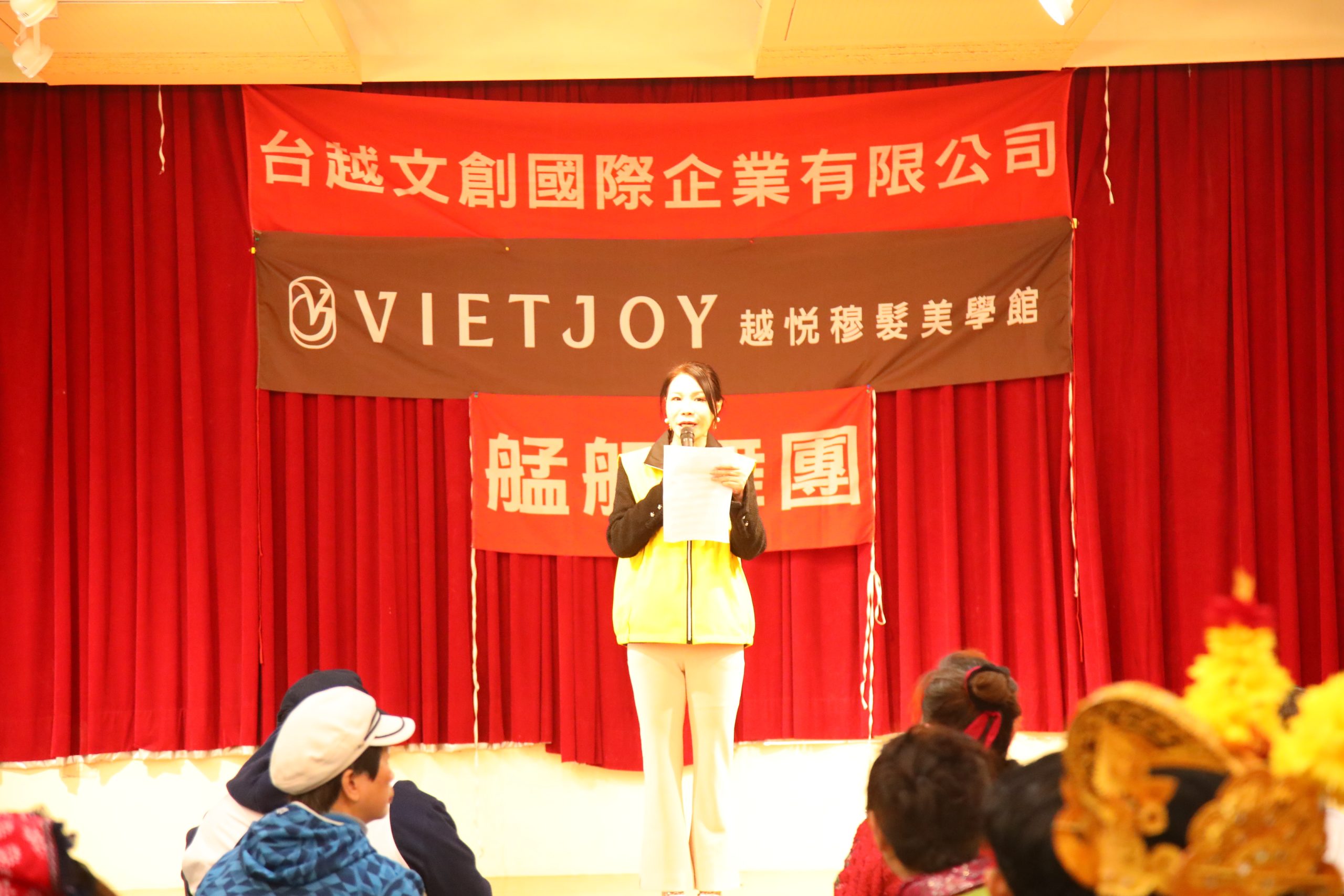 台灣新住民經貿文化交流協會理事長賀樺指出,唯有愛心無處不在,公益之花才能處處綻放。(記者包克明攝)
