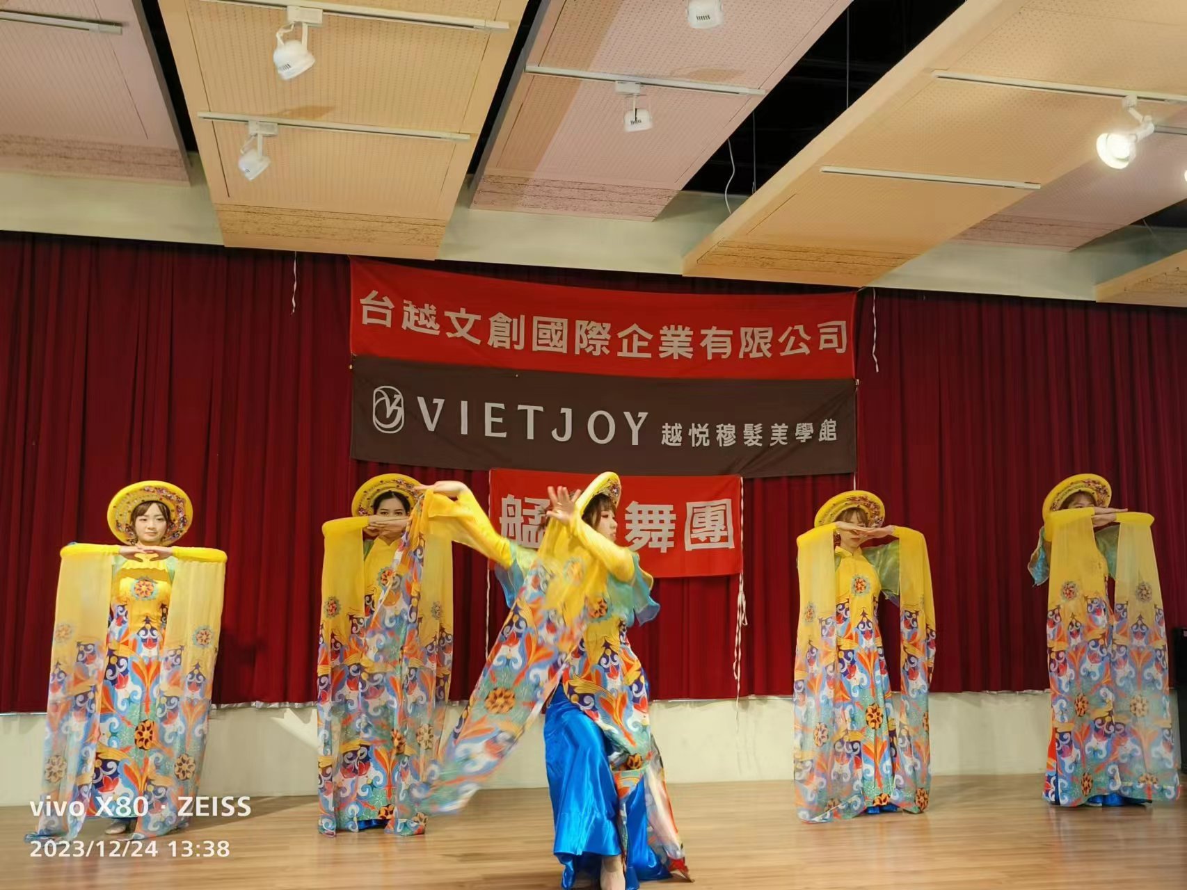 台越舞團表演的越南傳統舞,相當具有南洋特色。(記者包克明攝)