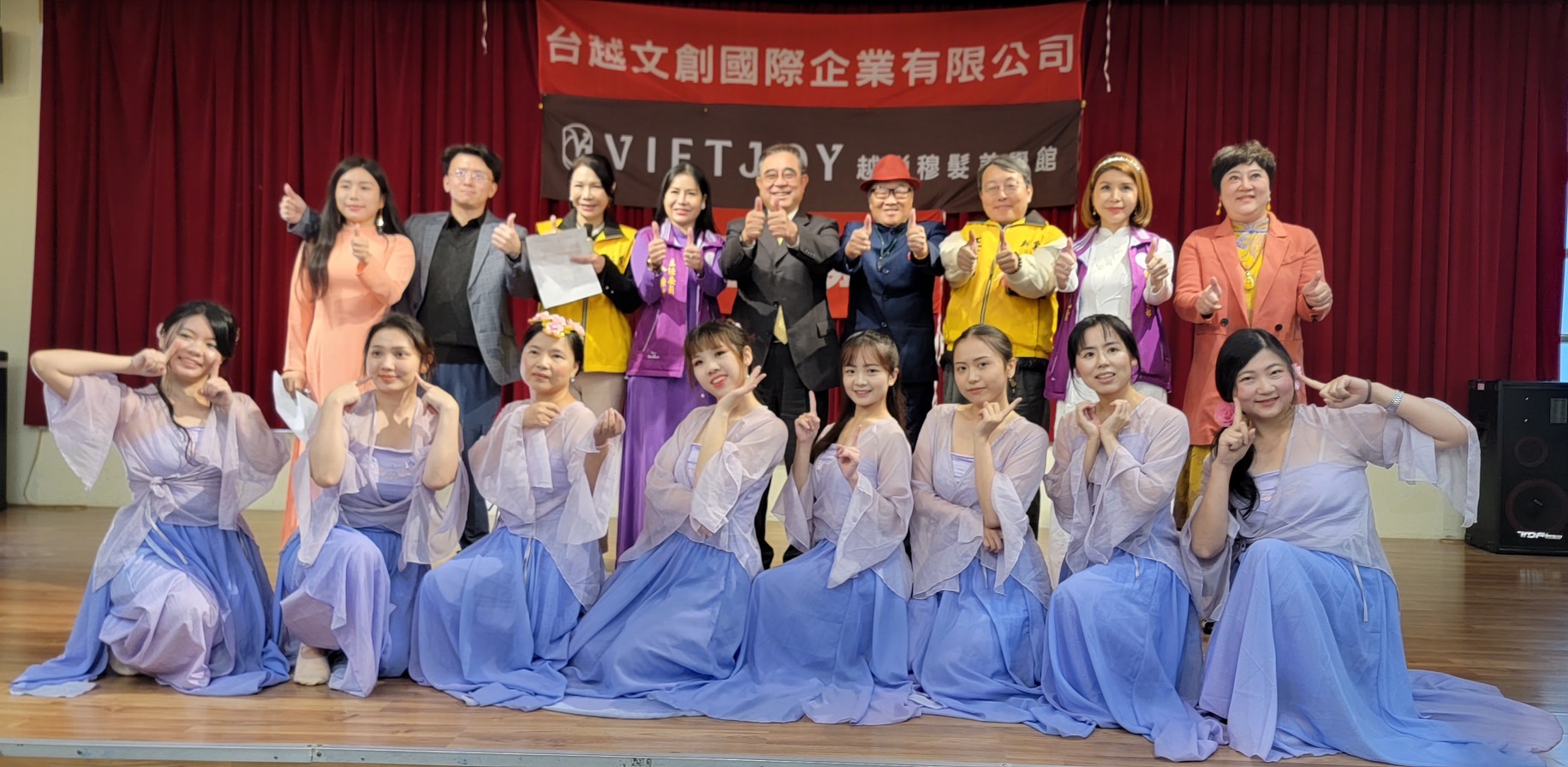 新黨主席吳成典蒞臨現場和新住民姊妹們一起歡度耶誕。(記者包克明攝)