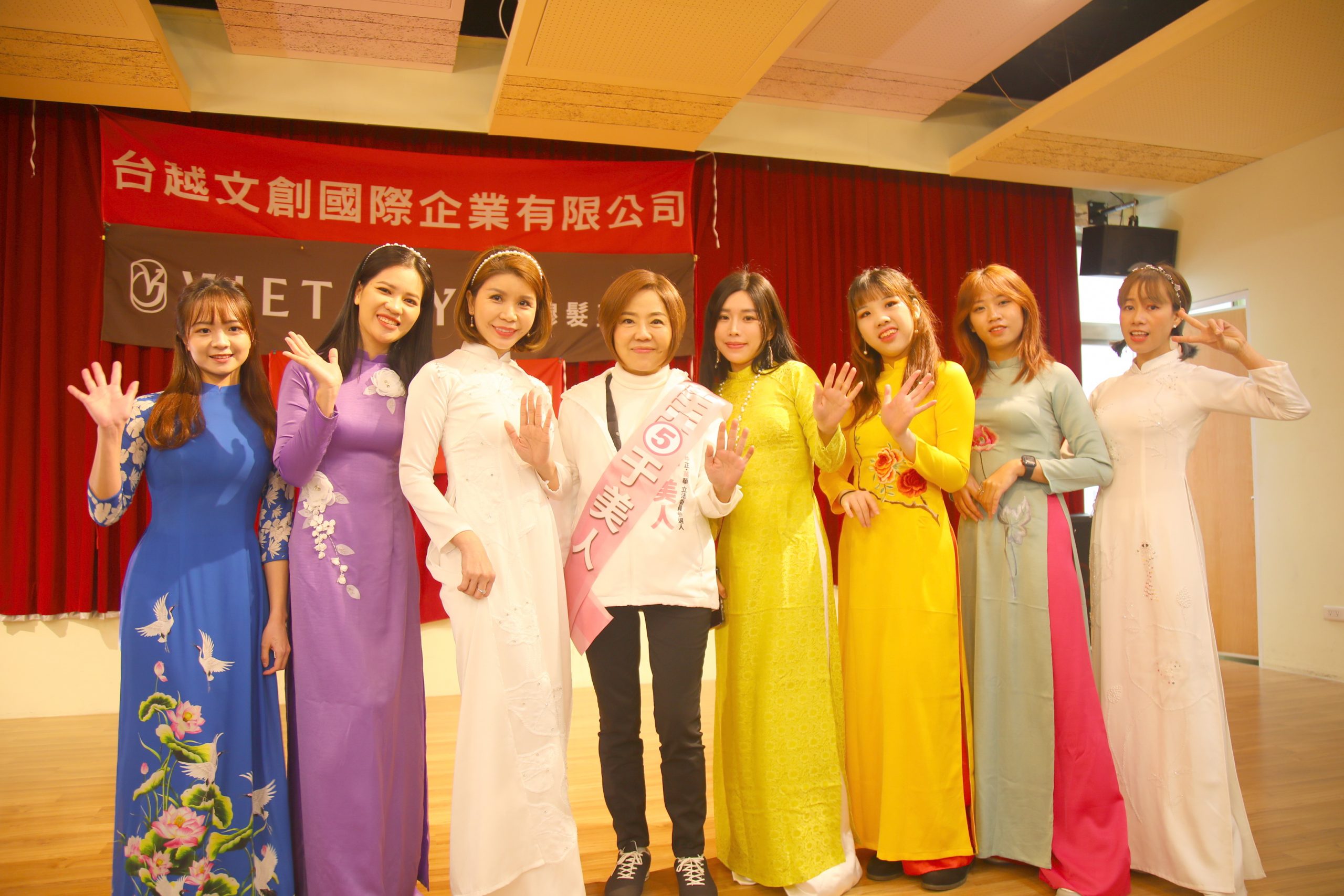以無黨籍身分參選台北市第五選區(萬華、北中正)立委選舉的于美人現身會場向出席新住民爭取支持。(記者包克明攝)