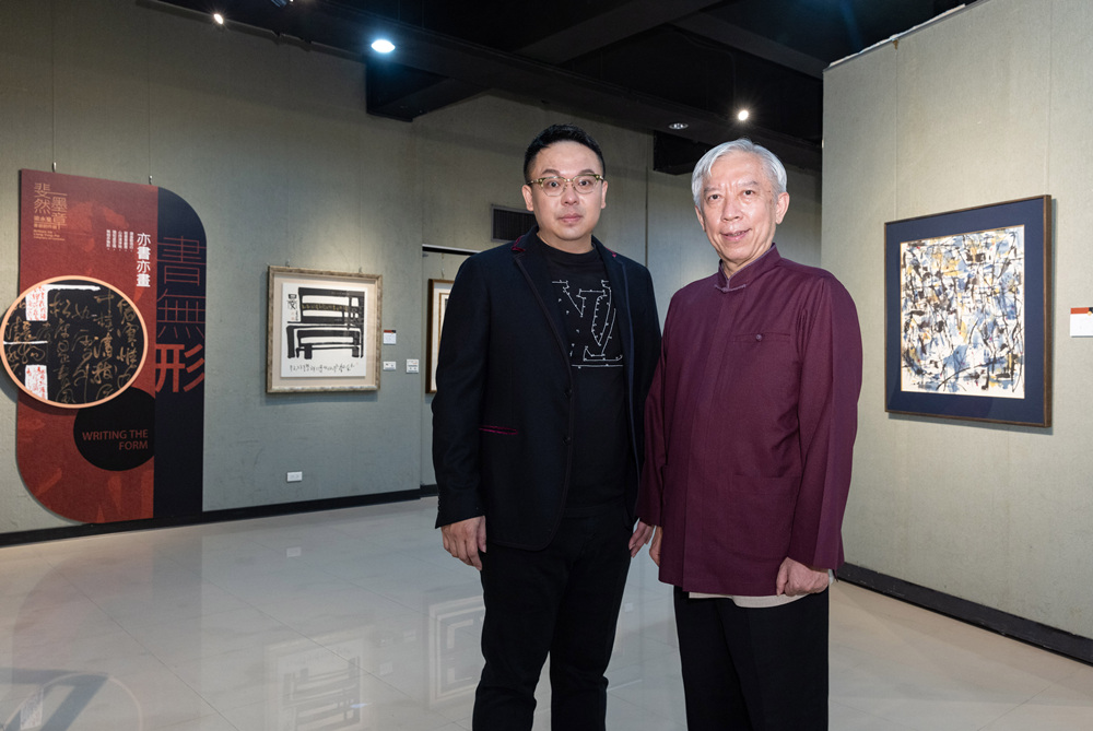 圖片說明:策展人葉國新(左)與國美館館長 (圖葉國新/提供)