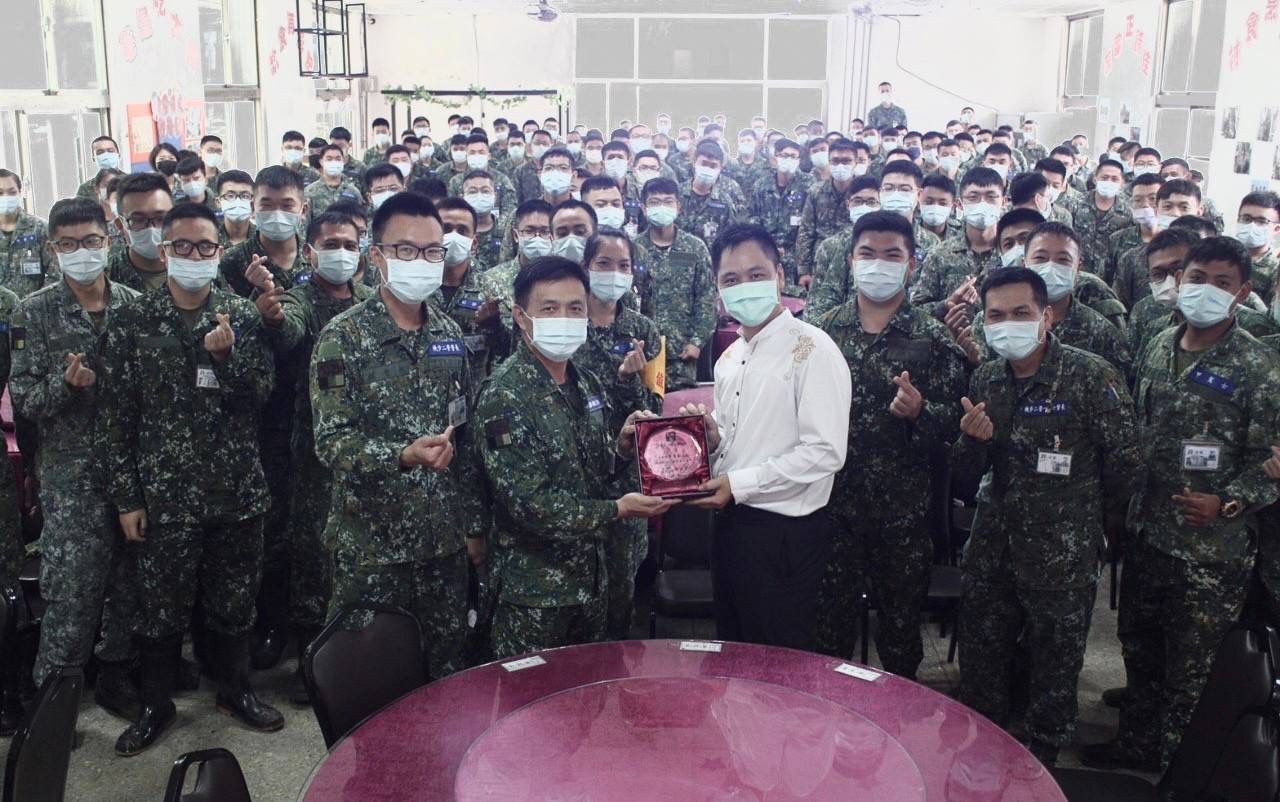 圖片說明:魔術師黃信凱經常受邀到國軍部隊分享自己透過正信正念創造奇蹟的魔幻人生。(圖/民眾提供)