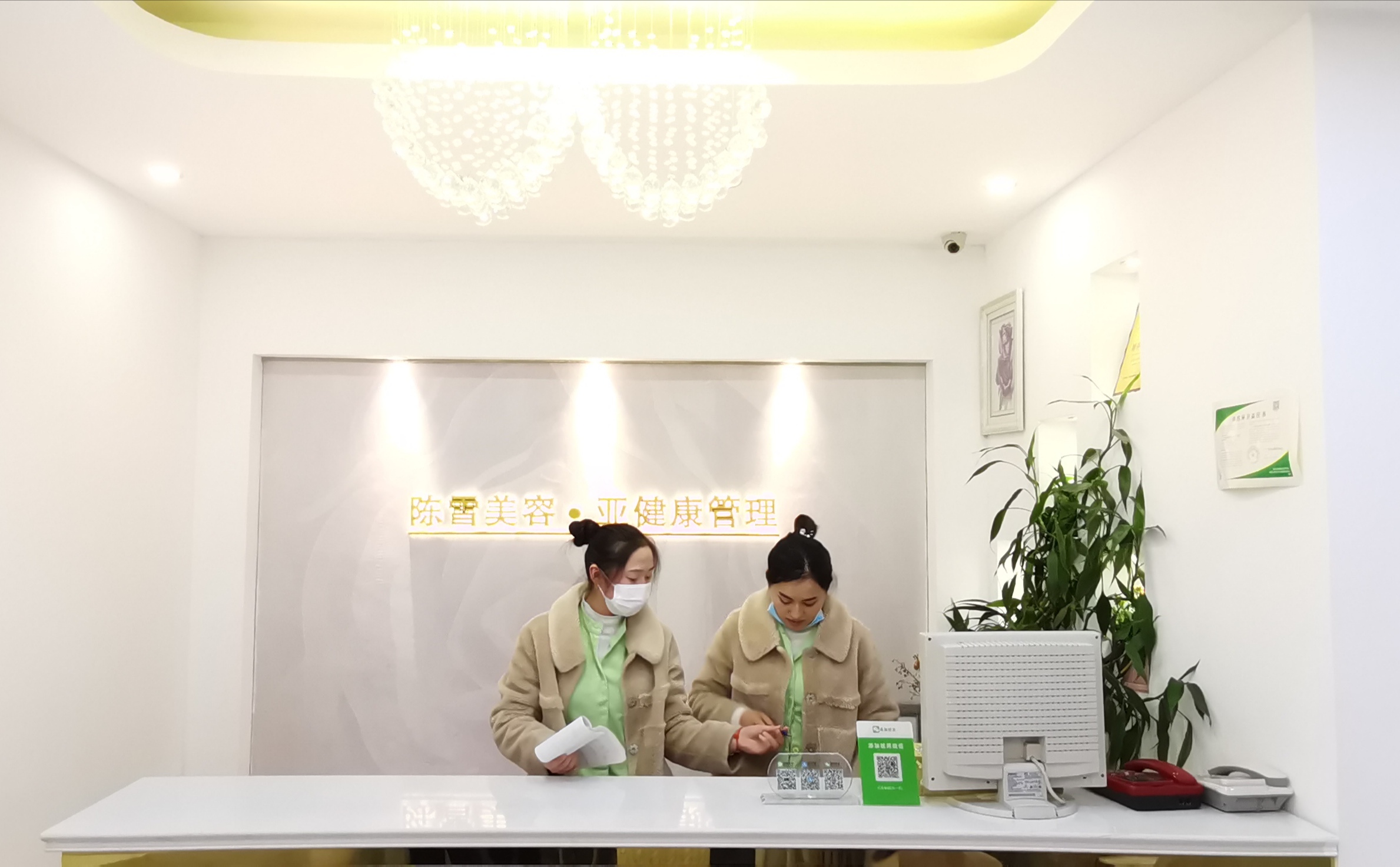 圖片說明:陳雪亞健康諮詢中心員工們皆尊稱陳雪醫師為師父。(記者馬治薇攝)