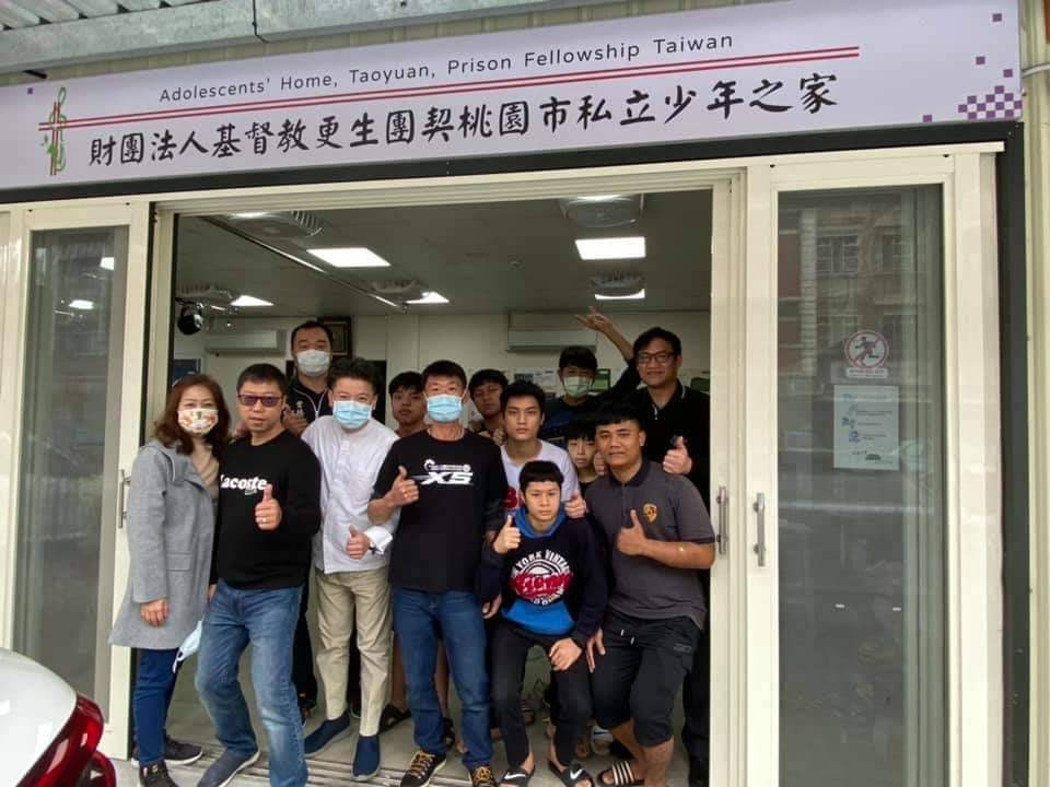 圖片說明:甘宗熙(左三)時常以他的影響力登高一呼,號召許多企業家共同參與公益。