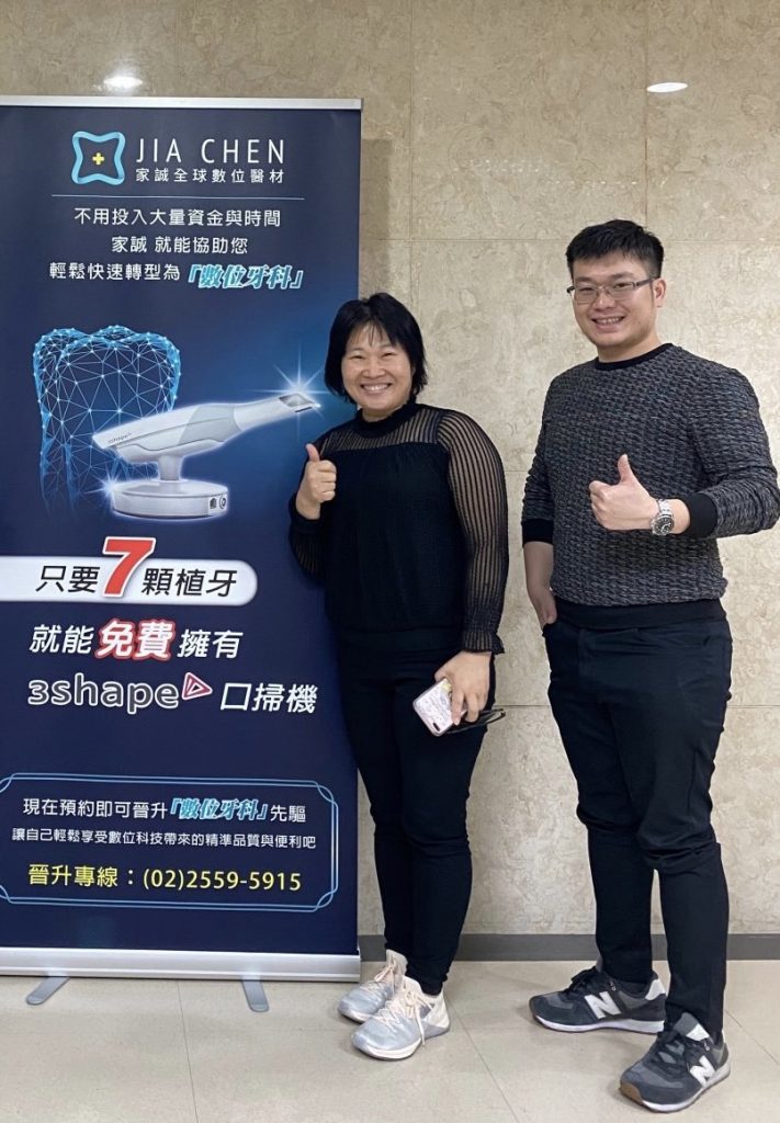 圖片說明:母子倆鮮少合照,但為公司專案的推廣,仍充滿熱情與衝勁。(記者趙靜姸翻攝)