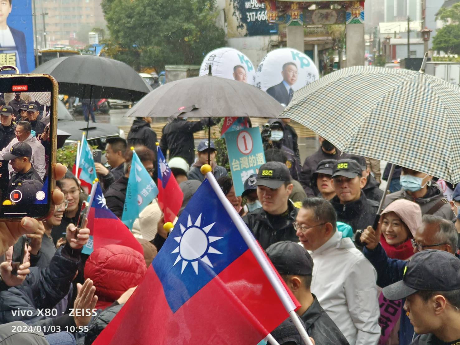柯文哲今天再次到五福宮參拜,受到支持者熱烈歡迎,第一選區第1號的無黨籍立委候選人馬治薇也特別到場表態力挺。(記者包克明攝)