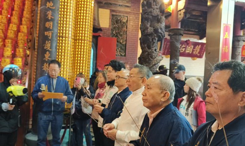 民眾黨桃園市黨部主委黃成峻等人陪同柯文哲向神明祈福。(記者包克明攝)