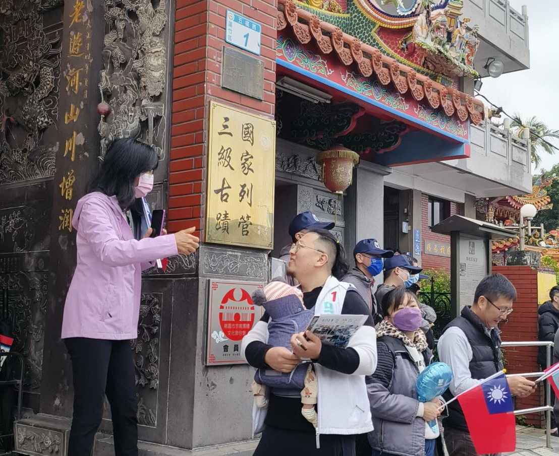 民眾黨桃園市黨部的工作人員胸抱稚子到場,希望唯一支持「阿北」為下一代帶來改變與機會。(記者包克明攝)
